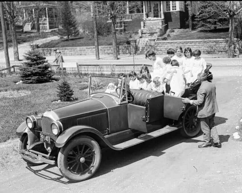 Guardate questa famiglia nel 1920 come si mette in fila quando la macchina si avvicina! Quotes