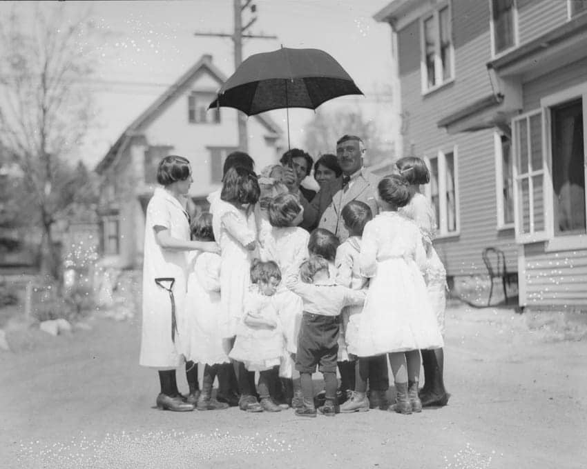 Guardate questa famiglia nel 1920 come si mette in fila quando la macchina si avvicina! Quotes