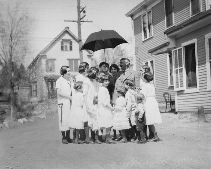 Guardate questa famiglia nel 1920 come si mette in fila quando la macchina si avvicina! Quotes
