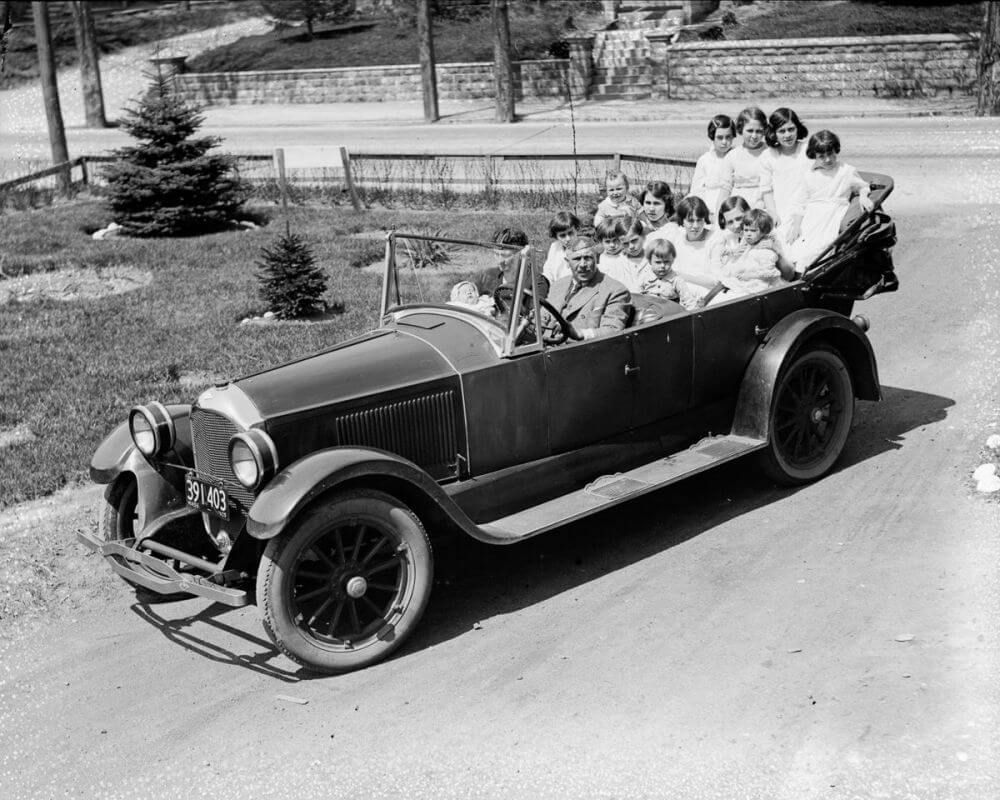 Guardate questa famiglia nel 1920 come si mette in fila quando la macchina si avvicina! Quotes