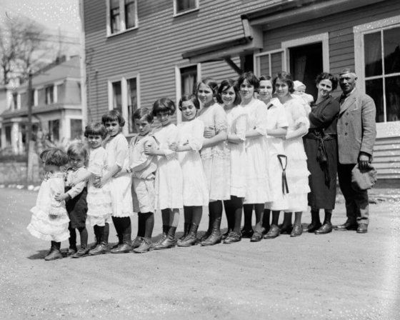 Guardate questa famiglia nel 1920 come si mette in fila quando la macchina si avvicina! Quotes   
