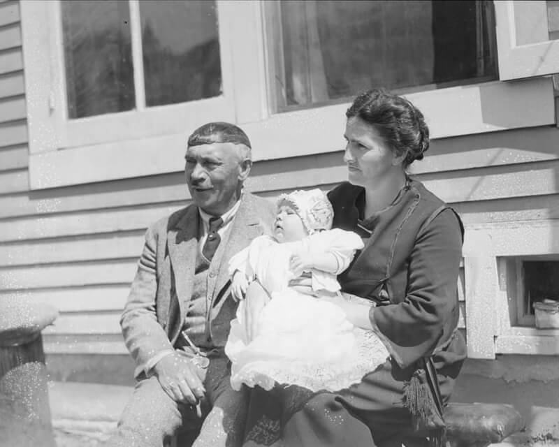 Guardate questa famiglia nel 1920 come si mette in fila quando la macchina si avvicina! Quotes