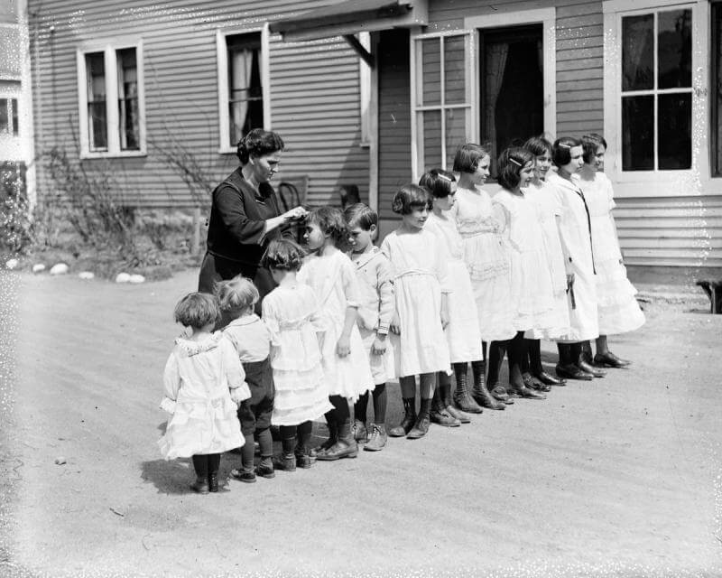 Guardate questa famiglia nel 1920 come si mette in fila quando la macchina si avvicina! Quotes   