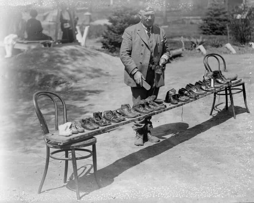 Guardate questa famiglia nel 1920 come si mette in fila quando la macchina si avvicina! Quotes